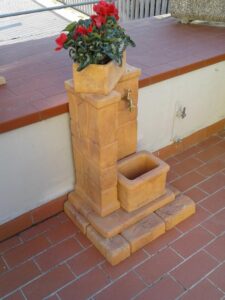 fontana <a href="/prodotti/fontane-da-giardino/fonte-antica/">fonte antica</a> e <a href="/prodotti/cordoli-bordure-piastre/bordo-dritto/">bordo dritto 25</a> col. mattone, località: Scarperia e San Piero (Firenze) fontana fonte antica e bordo dritto 25 col. mattone, località: Scarperia e San Piero (Firenze)